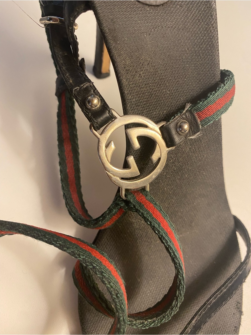 FLAWS Vintage Gucci Heels Size 10 Red Green Logo Hardware Strappy FLAW 90s - Picture 4 of 17